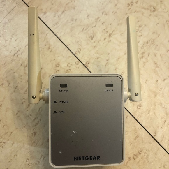 Netgear EX2700 WiFi Range Extender - Picture 1 of 3